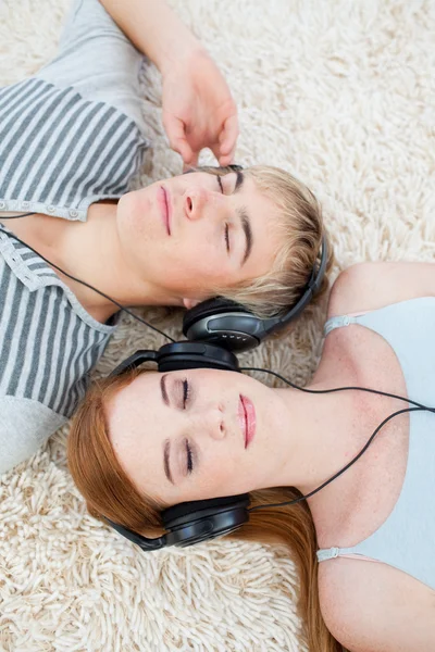 Пара подростков, слушающих музыку — стоковое фото