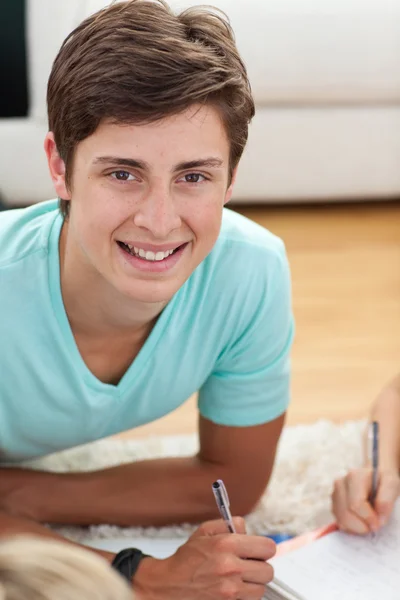 宿題をしている 10 代の男の肖像 — ストック写真