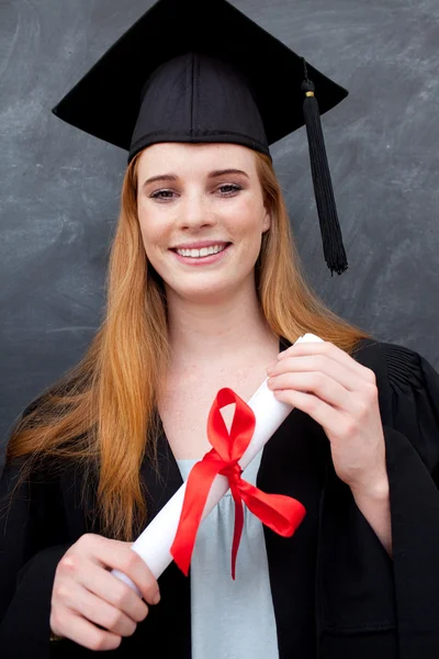 Retrato de una adolescente celebrando su graduación — Foto de Stock