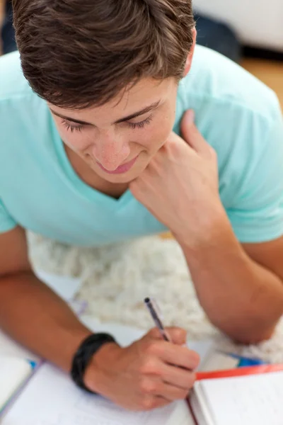 Nastolatek facet studiuje na podłodze z kolegami — Zdjęcie stockowe