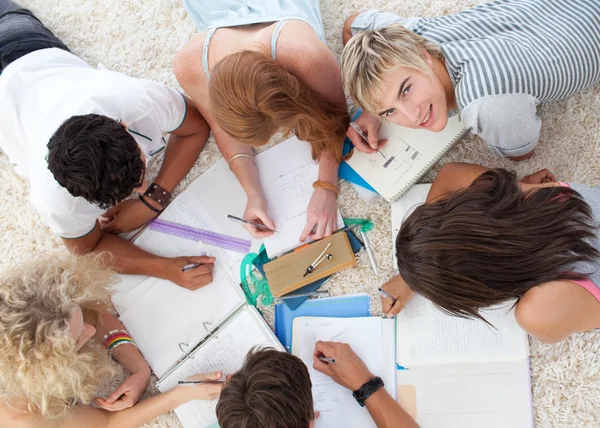 Groep tieners samen studeren — Stockfoto