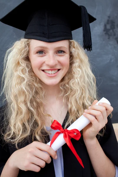 Portrait d'une adolescente souriante célébrant la graduation — Photo