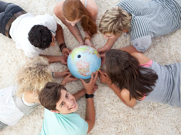 Grupa nastolatków na podłodze, badając świat ziemski — Zdjęcie stockowe