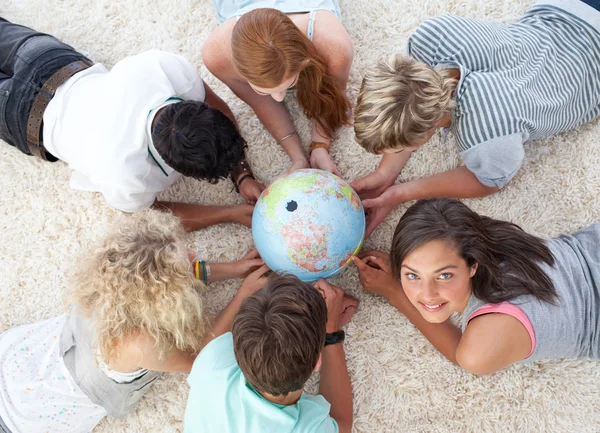 Groupe d'amis sur le sol examinant un monde terrestre — Photo