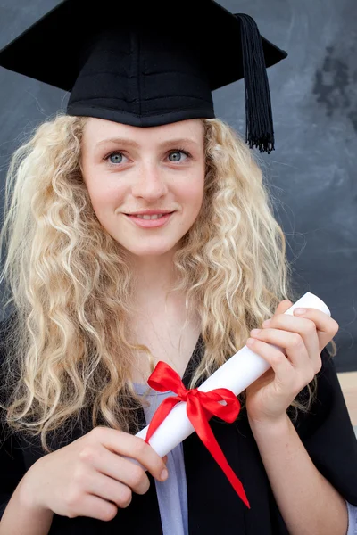 Adolescente chica celebrando la graduación — Foto de Stock