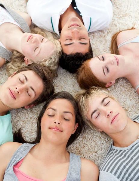Adolescentes com a cabeça juntos dormindo no chão — Fotografia de Stock
