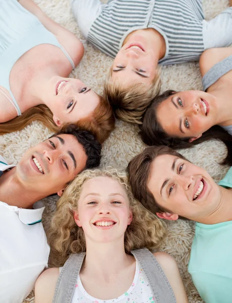 Amigos con sus cabezas juntas sonriendo — Foto de Stock