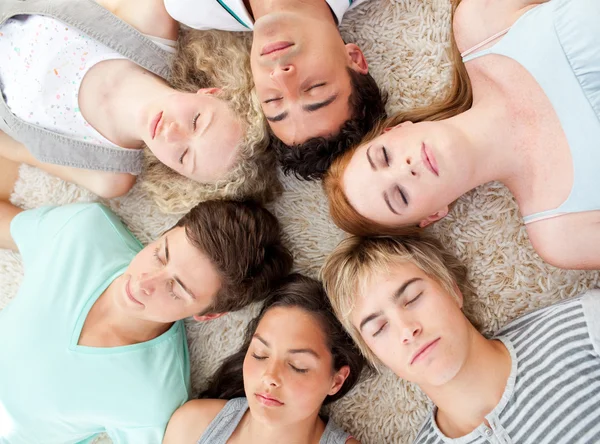 Angle élevé des adolescents avec leurs têtes ensemble dormir sur le th — Photo