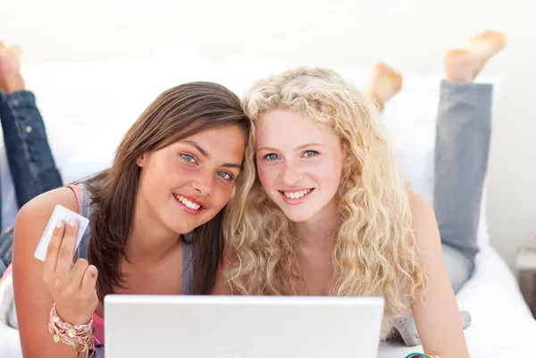 Portrait of teen girls shopping online in a bedroom — Stock Photo, Image