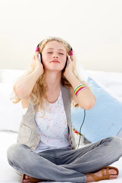 Vacker tonåring lyssnar på musik — Stockfoto