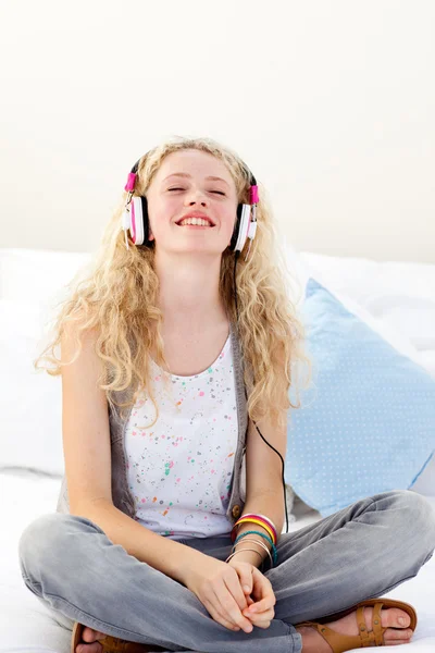 Hermosa adolescente escuchando la música —  Fotos de Stock