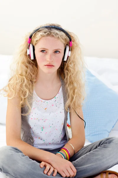 Mooie tiener luisteren naar de muziek — Stockfoto