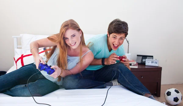 Menino e menina jogando jogos de vídeo — Fotografia de Stock