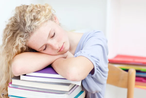 Втомлений підліток спить у бібліотеці — стокове фото