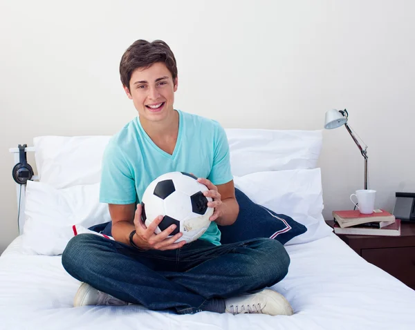 Genç adam bir futbol topu — Stok fotoğraf