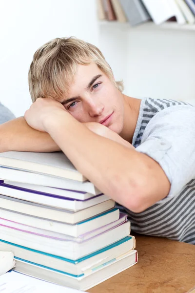 Cansado adolescente durmiendo en los libros —  Fotos de Stock