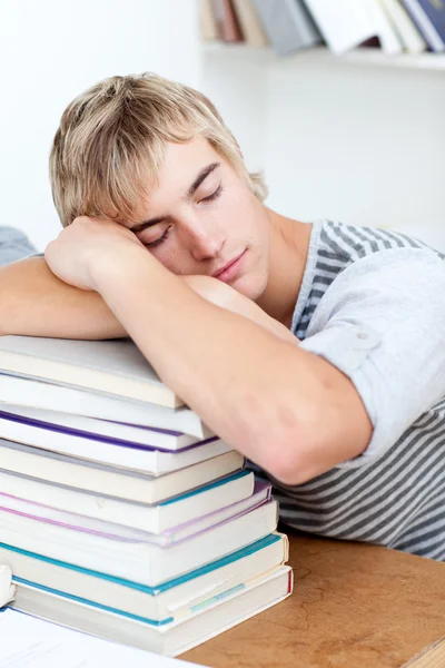 Zmęczony teeenager spanie w bibliotece — Zdjęcie stockowe
