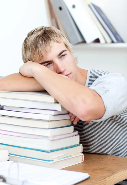 Cansado adolescente durmiendo en una biblioteca — Foto de Stock