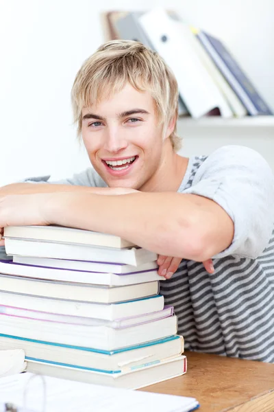 Sorrindo adolescente estudando lotes de livros — Fotografia de Stock