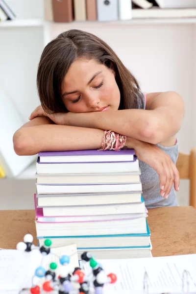 Cansado adolescente dormindo em uma biblioteca — Fotografia de Stock