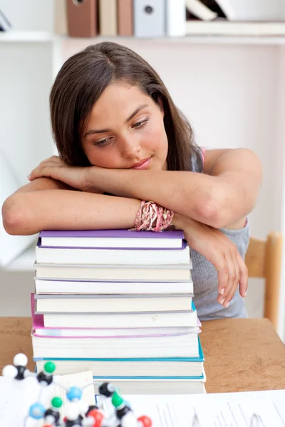 Bir kitaplıkta uyumak yorgun teeenager — Stok fotoğraf