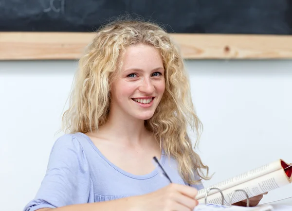 Porträt eines süßen Teenie-Mädchens beim Studium — Stockfoto