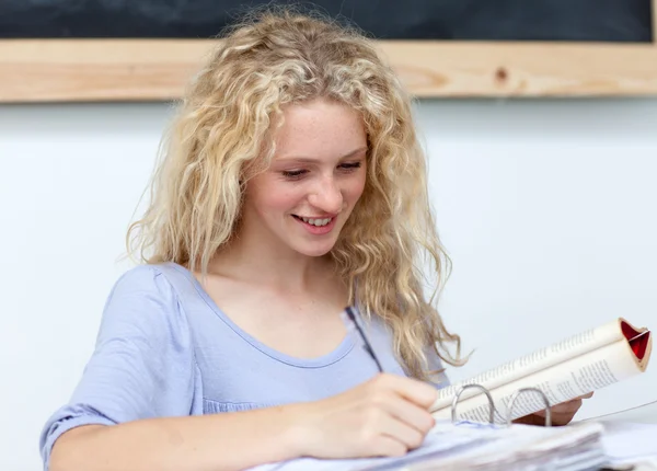 Retrato de una linda adolescente estudiando — Foto de Stock
