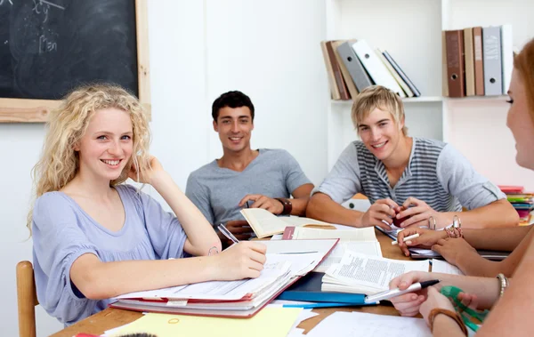 Teenagers studying in the library — Stock Photo, Image
