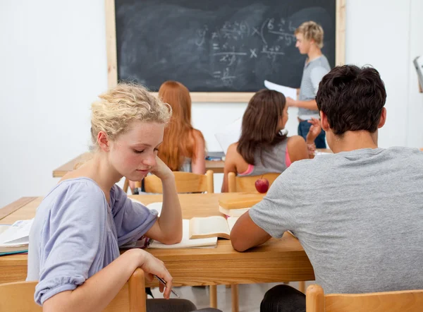 Müder Teenager langweilt sich in einer Klasse — Stockfoto