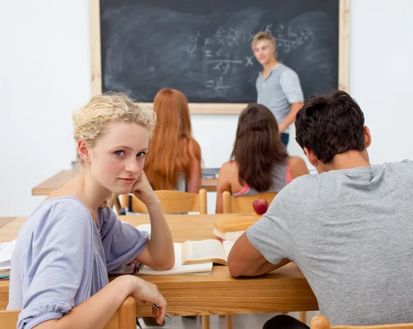 Teenageři studují společně ve třídě — Stock fotografie
