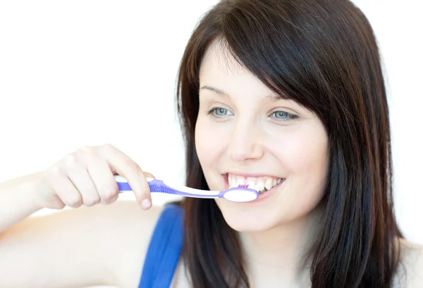 Vrolijke vrouw haar tanden poetsen — Stockfoto