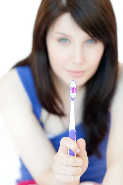 Mujer encantadora sosteniendo un cepillo de dientes — Foto de Stock