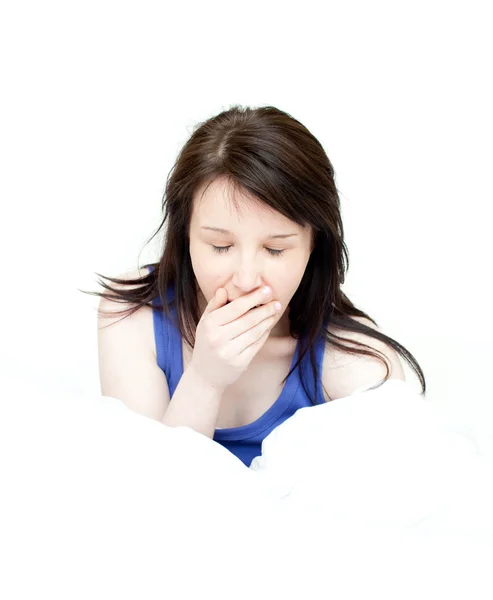 Чарівна жінка позіхання сидить на її ліжку — стокове фото