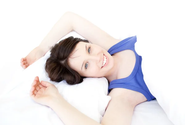Close-up de uma mulher sorridente acordando lentamente — Fotografia de Stock