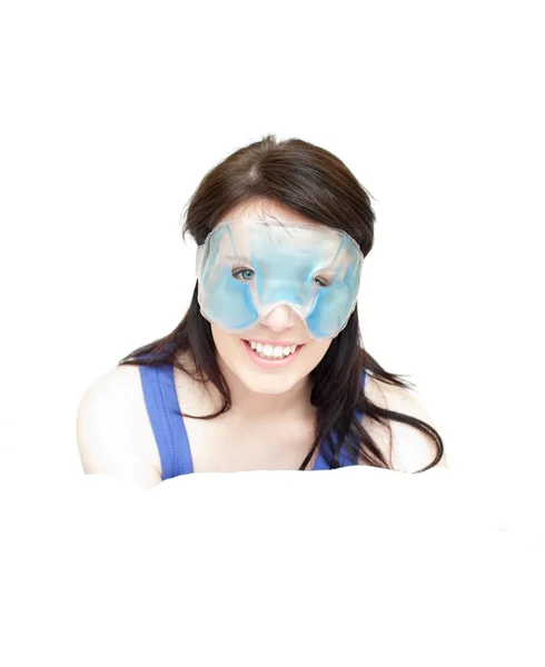 Mulher alegre com uma máscara de gel de olho — Fotografia de Stock