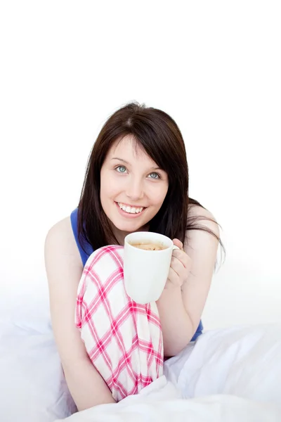 Mirthful γυναίκα που πίνει καφέ κάθεται στο κρεβάτι — Φωτογραφία Αρχείου