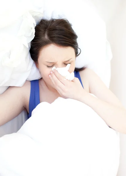 Hasta bir genç kadın yatağında rahat — Stok fotoğraf
