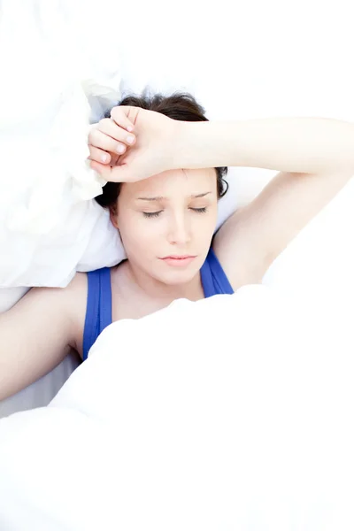 Sjuk tonåring tjej ligga i sin säng — Stockfoto