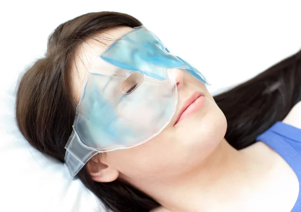 Ritratto di una ragazza adolescente con una maschera per gli occhi rilassante — Foto Stock