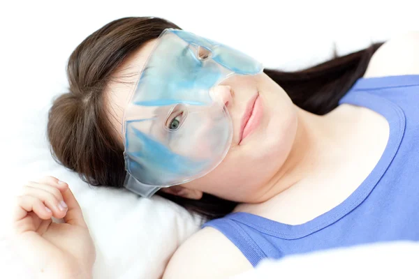 Ritratto di giovane donna con maschera in gel oculare — Foto Stock