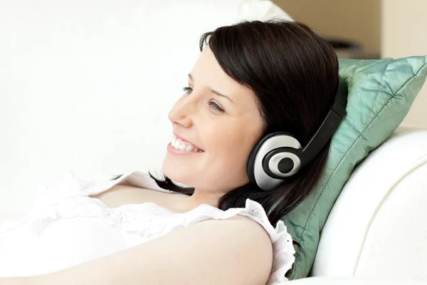 Bájos fiatal nő zenehallgatás fejhallgató — Stock Fotó