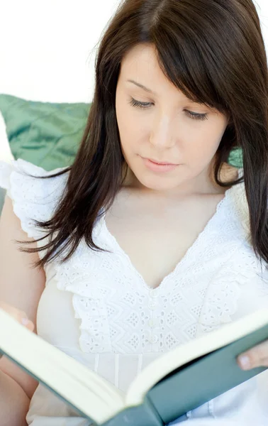 Schöne junge Frau liest ein Buch — Stockfoto