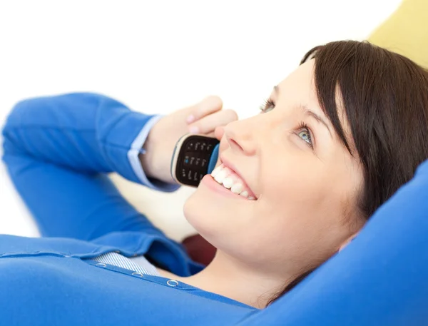 Atraktivní mladá žena mluví telefonu ležet na pohovce — Stock fotografie