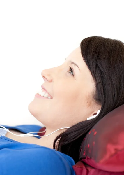 Χαρούμενο κορίτσι έφηβος ακούγοντας μουσική ξαπλωμένη σε ένα καναπέ — Φωτογραφία Αρχείου