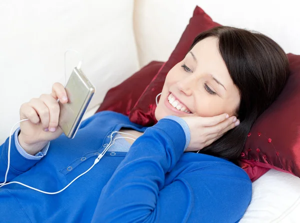 Mujer alegre escuchando música con auriculares — Foto de Stock