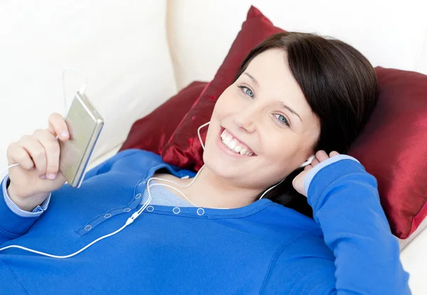 Mujer alegre escuchando música con auriculares —  Fotos de Stock