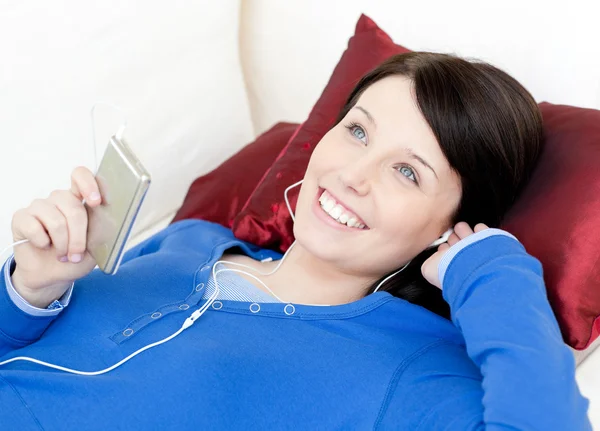 Gioiosa donna che ascolta musica con le cuffie — Foto Stock