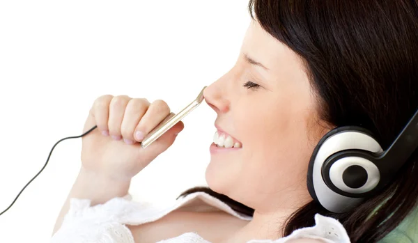 Χαρούμενη έφηβος κορίτσι ακούγοντας μουσική ξαπλωμένη σε ένα καναπέ — Φωτογραφία Αρχείου