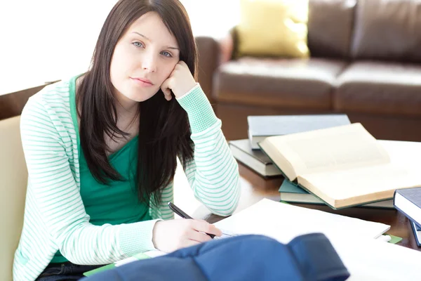 Atractiva chica adolescente estudiando — Foto de Stock