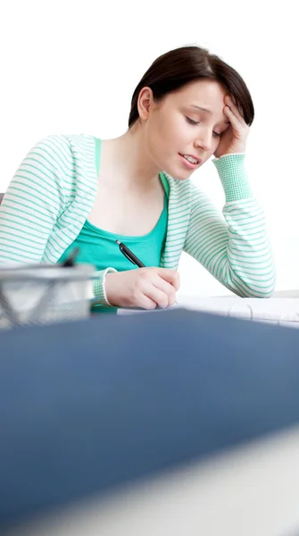 Estudiante agotada haciendo su tarea — Foto de Stock